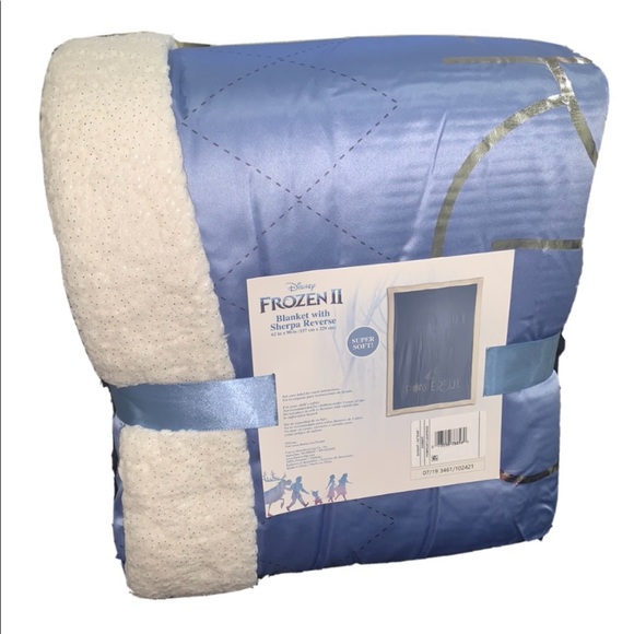 Twin/Full Frozen 2 Powerful Sisters Bed Blanket - Picture 1 of 4